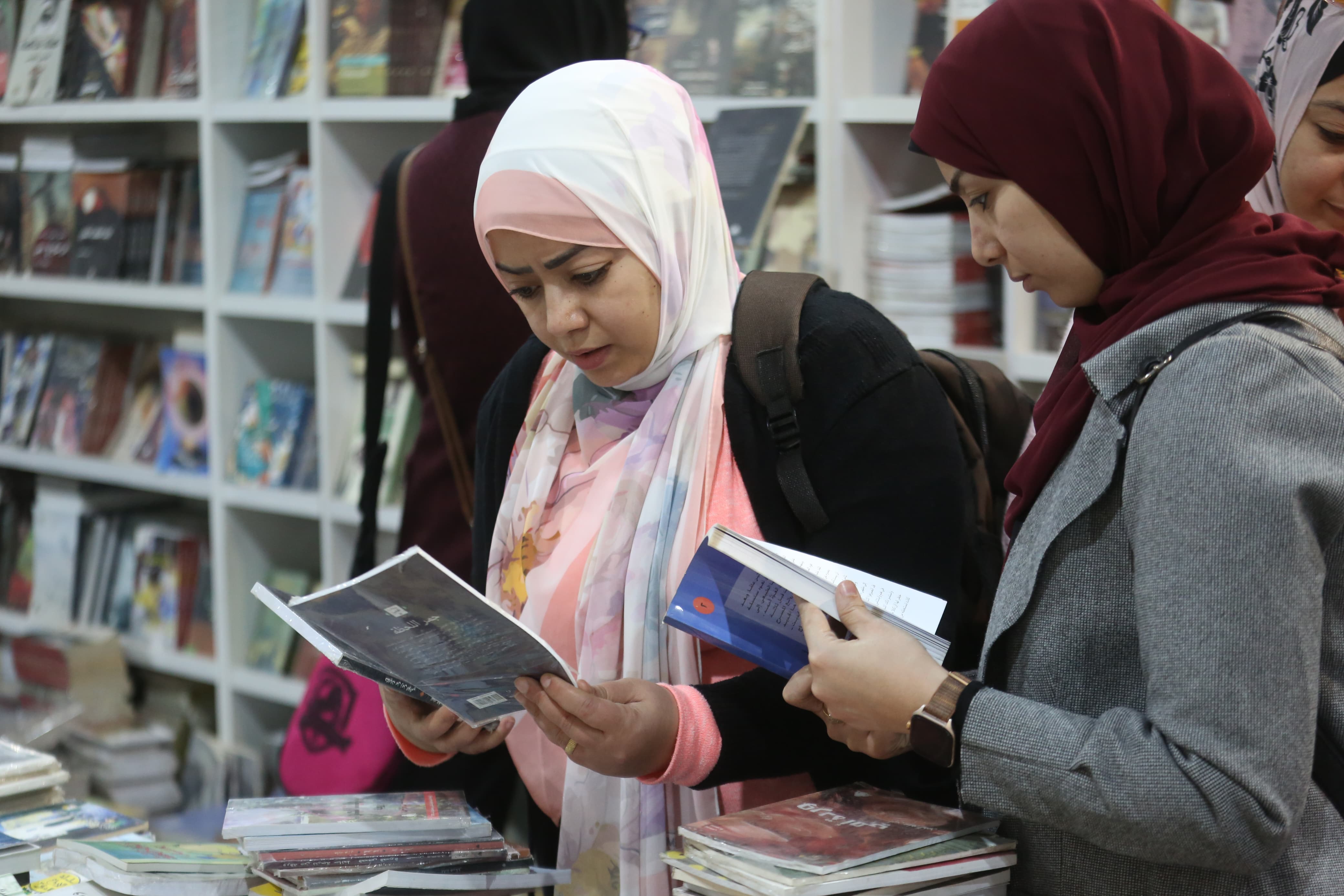 معرض القاهرة الدولي للكتاب يقترب  من المليون الثالث ...ويسجل باليوم السابع (497.255) زائرًا